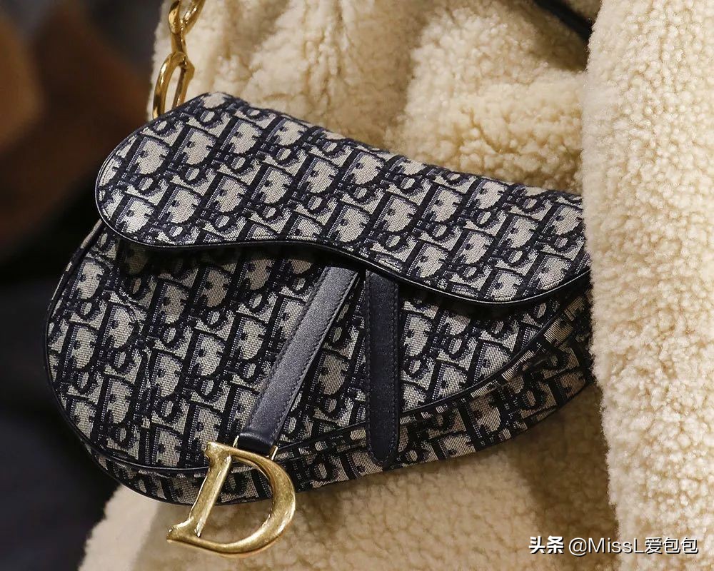 天热了买件衣服,天热了该买什么衣服呀