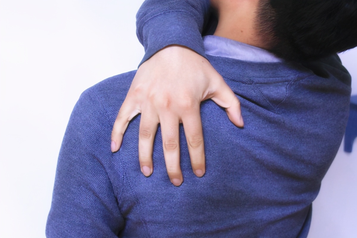 头皮和后背起疙瘩瘙痒是怎么回事,头皮上有个小疙瘩抠掉还会长