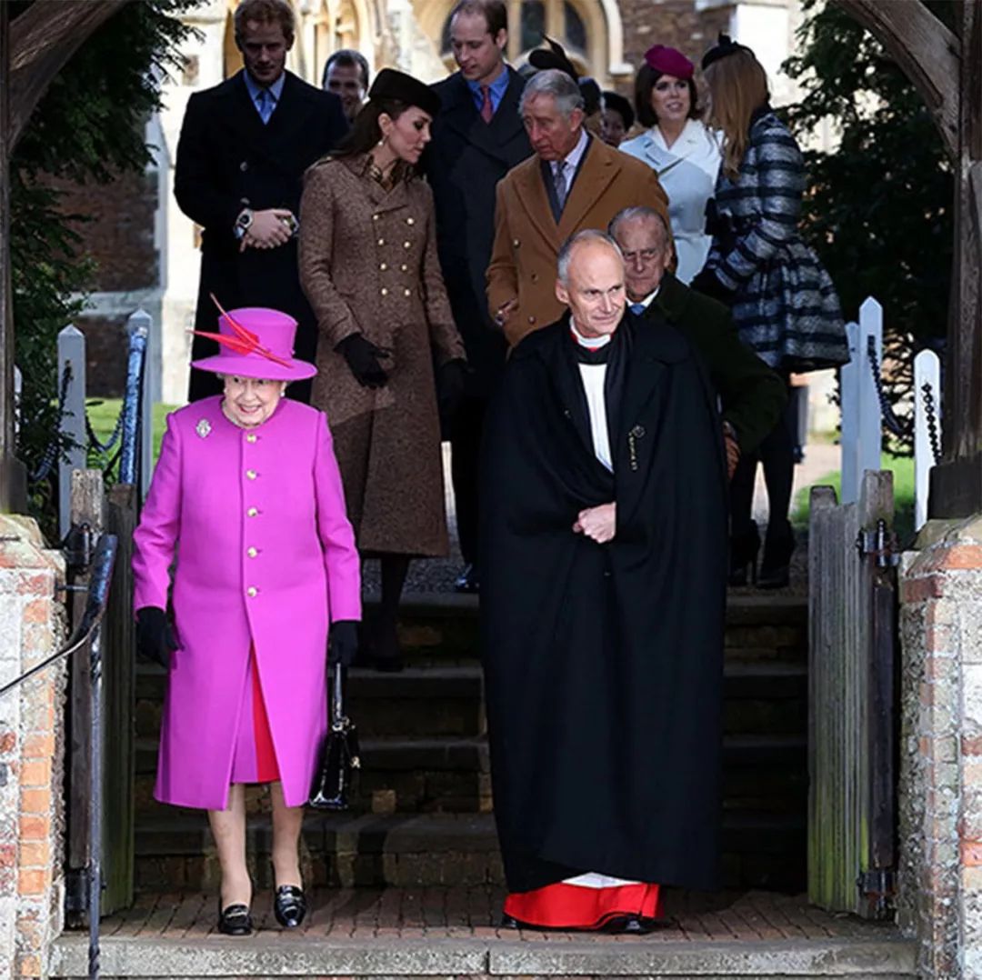 英国女王穿鞋子不磨脚,英女王喜欢穿二脚鞋