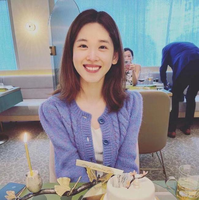 章泽天晒近照清新可爱感慨心态,章泽天近照暴瘦