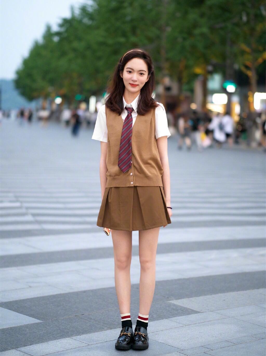 今年秋天最时髦的袜子穿法,穿袜子可以搭配的平底单鞋