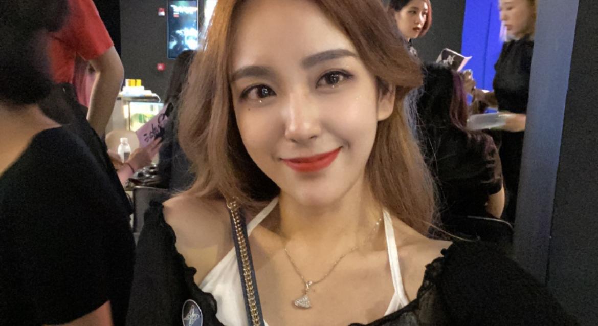 为什么女解说不能穿黑丝了？这是电竞规矩，玩家：穿旗袍不也行吗