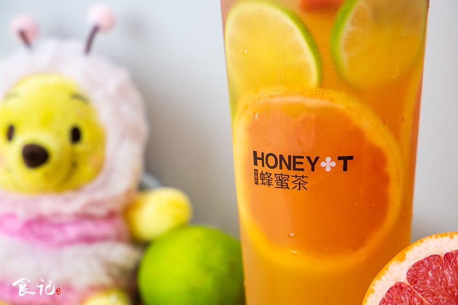 在人民路上喝了杯爆款「蜂蜜茶」，还送我超萌杯套