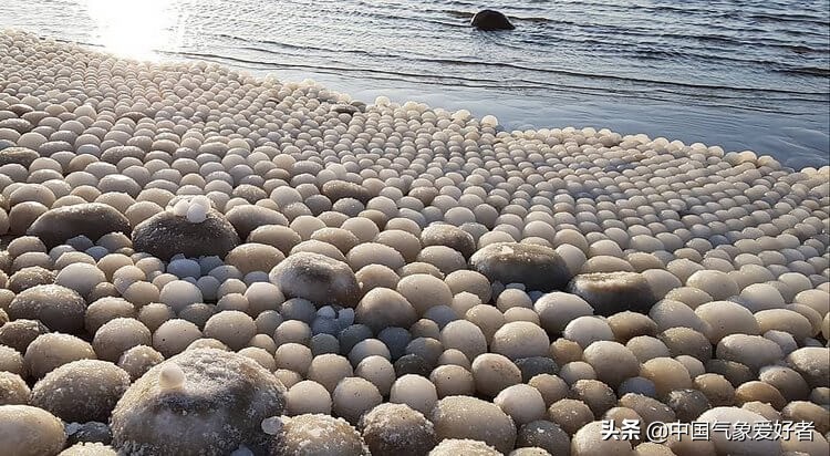 芬兰某地海滩出现大片冰蛋,芬兰海岸发现的冰蛋