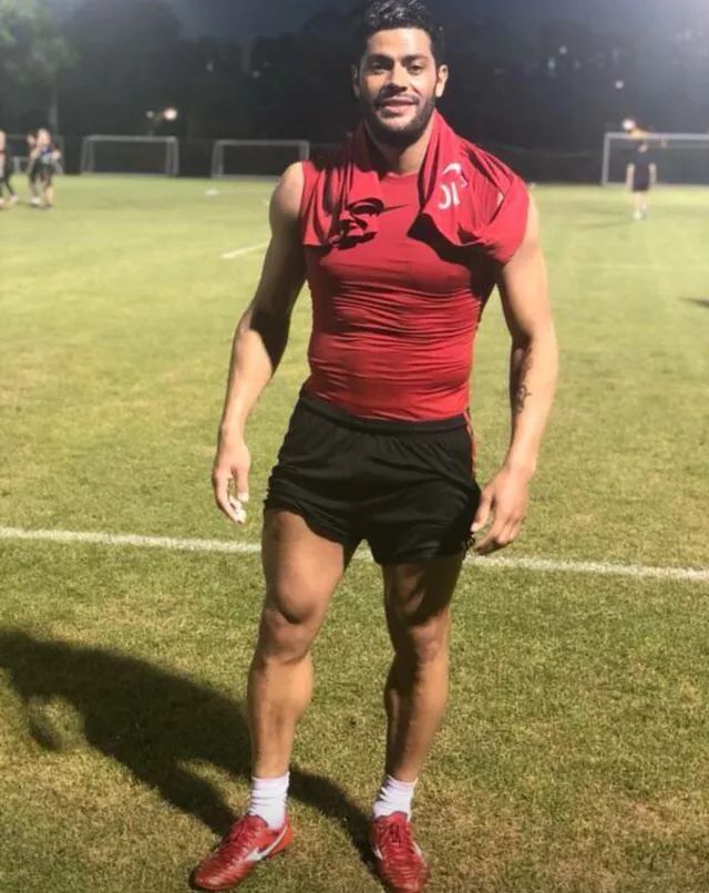 足坛块头最大的6个男人，最后一人1.95米，好似一座“堡垒”