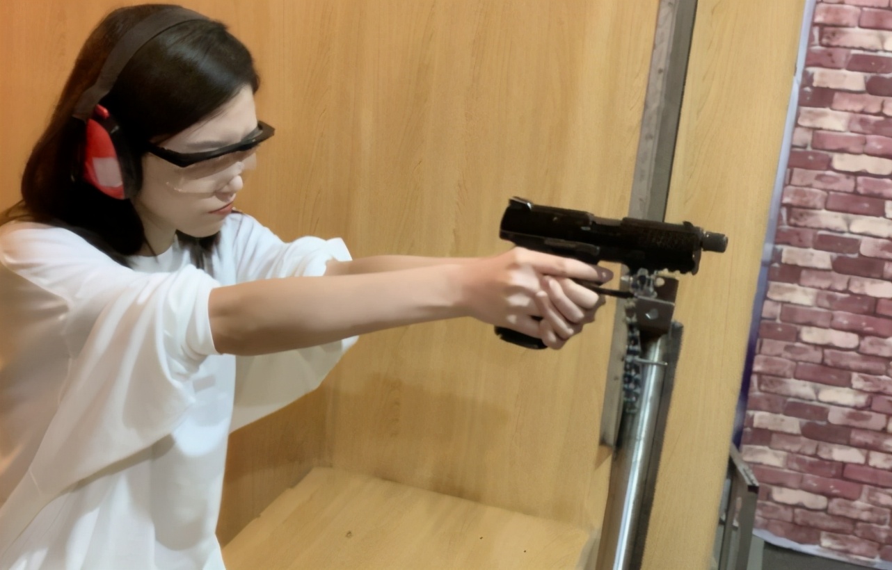 半藏森林原来还是位资深玩家？因吃鸡账号被盗，线下“苦练射击”