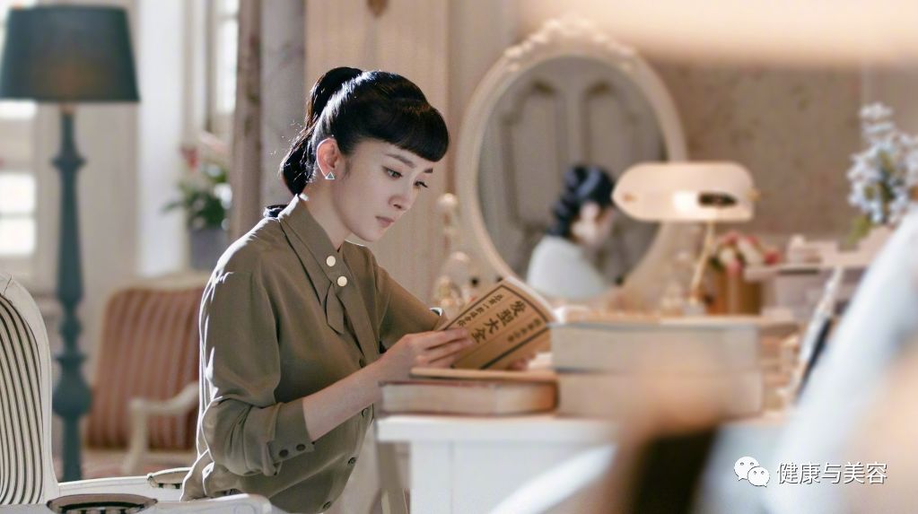 杨幂短发波波头教程,杨幂斜分发型怎么剪