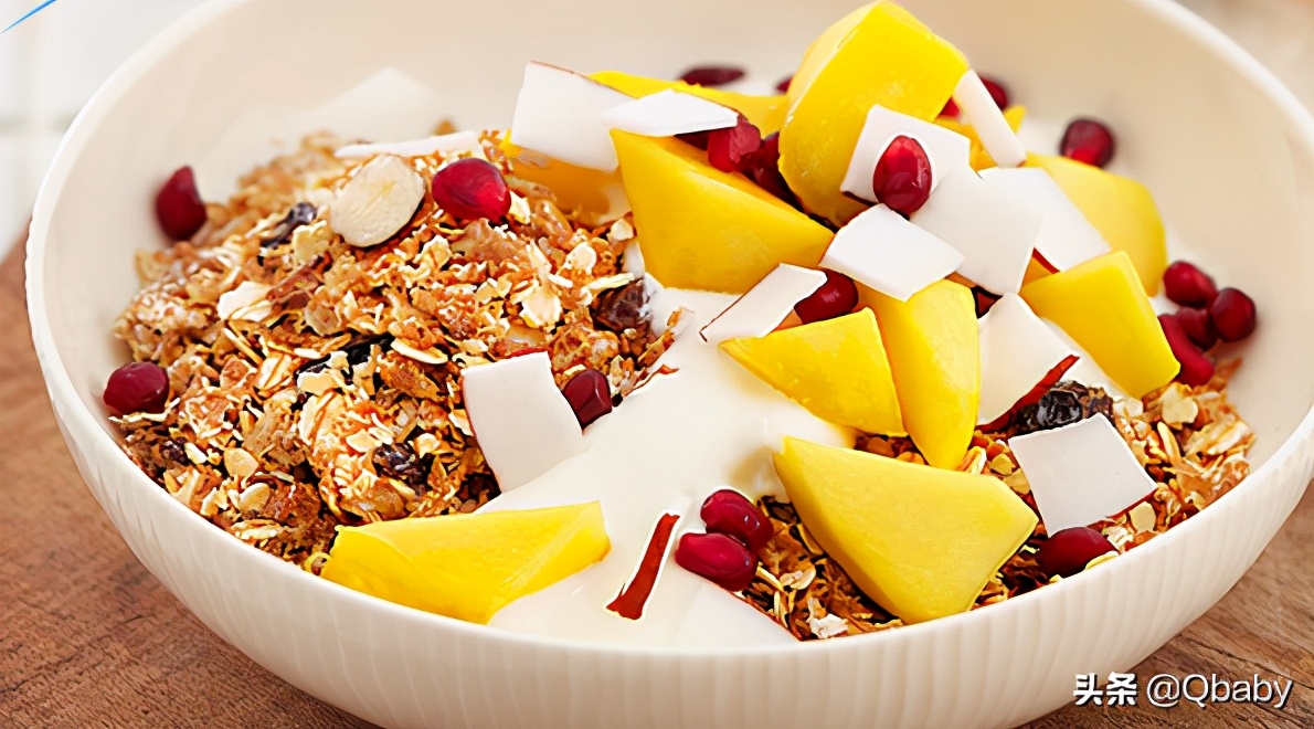 麦片的多种吃法加纯牛奶,天凉了吃早餐