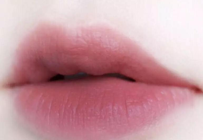 哪款口红显白又好用又持久,秋天好看显白的口红