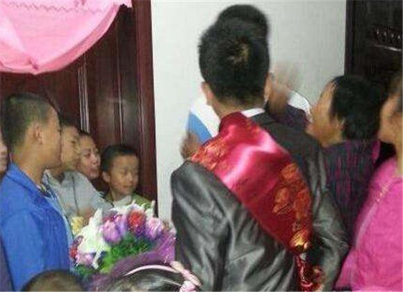 新郎接亲红包塞门缝给伴娘,新郎接亲需要往新郎兜里塞红包