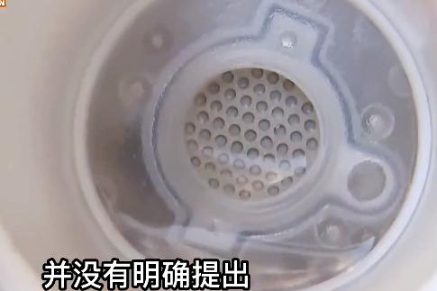 女子4000块保温杯被开水烫坏,高科技水杯被服务员倒热水