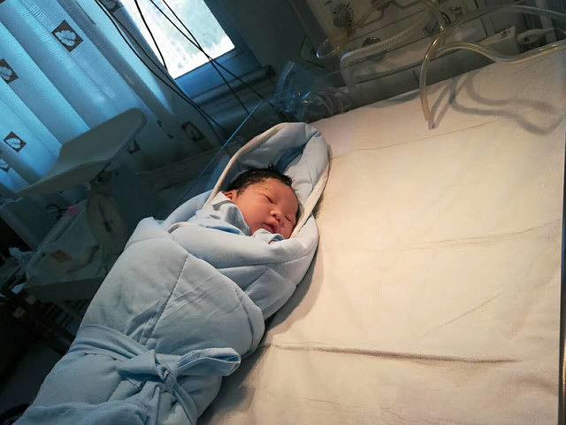 刚被推出产房家人等候的视频,产妇被推出产房的瞬间