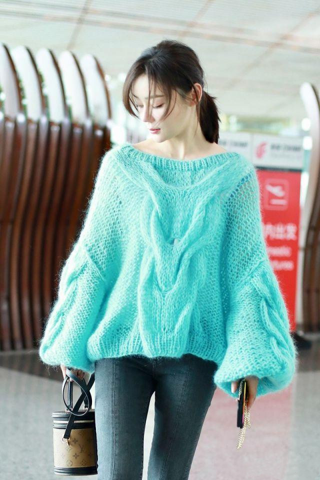 袁姗姗黑色v领针织衫蓝色牛仔裤,袁姗姗穿毛衣怎么搭配