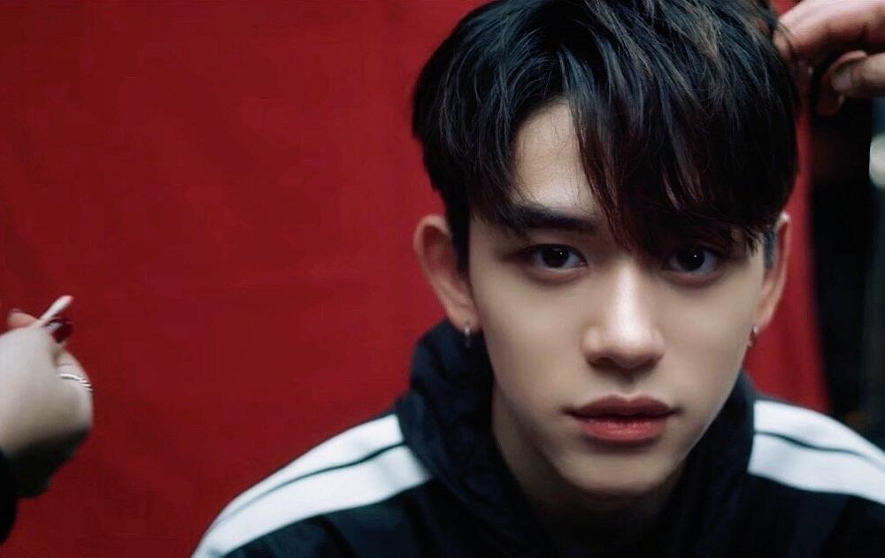 威神v删burberry相关,糊咖唯一资源没了,还被说立人设