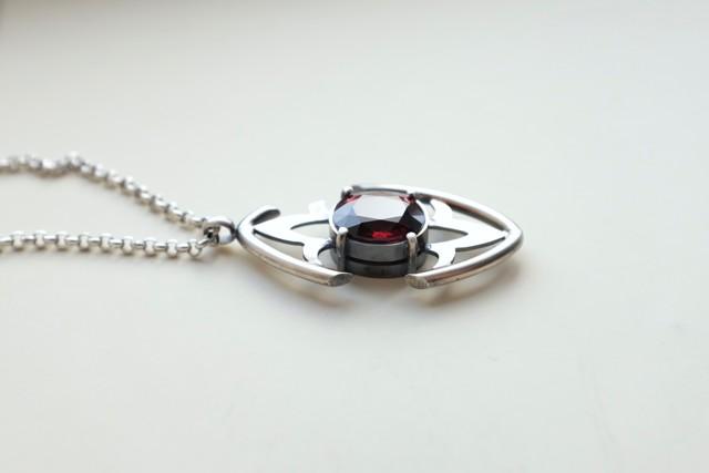 高端的石榴石宝石,石榴石是一种石榴籽般的晶体