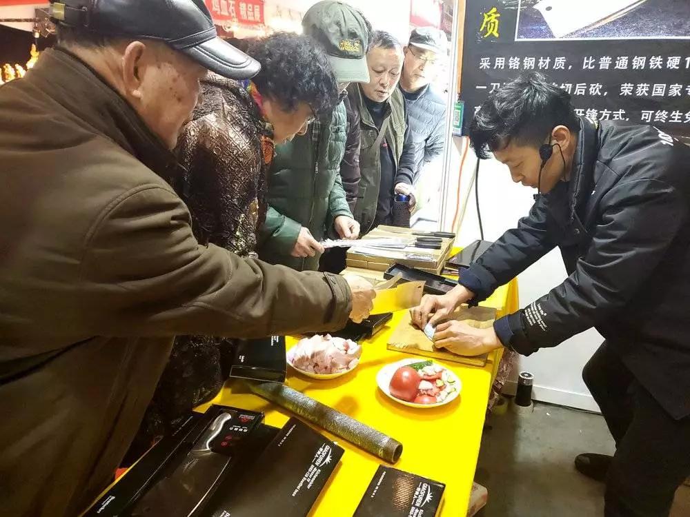 疫情之前，我们去年货展销会转了转