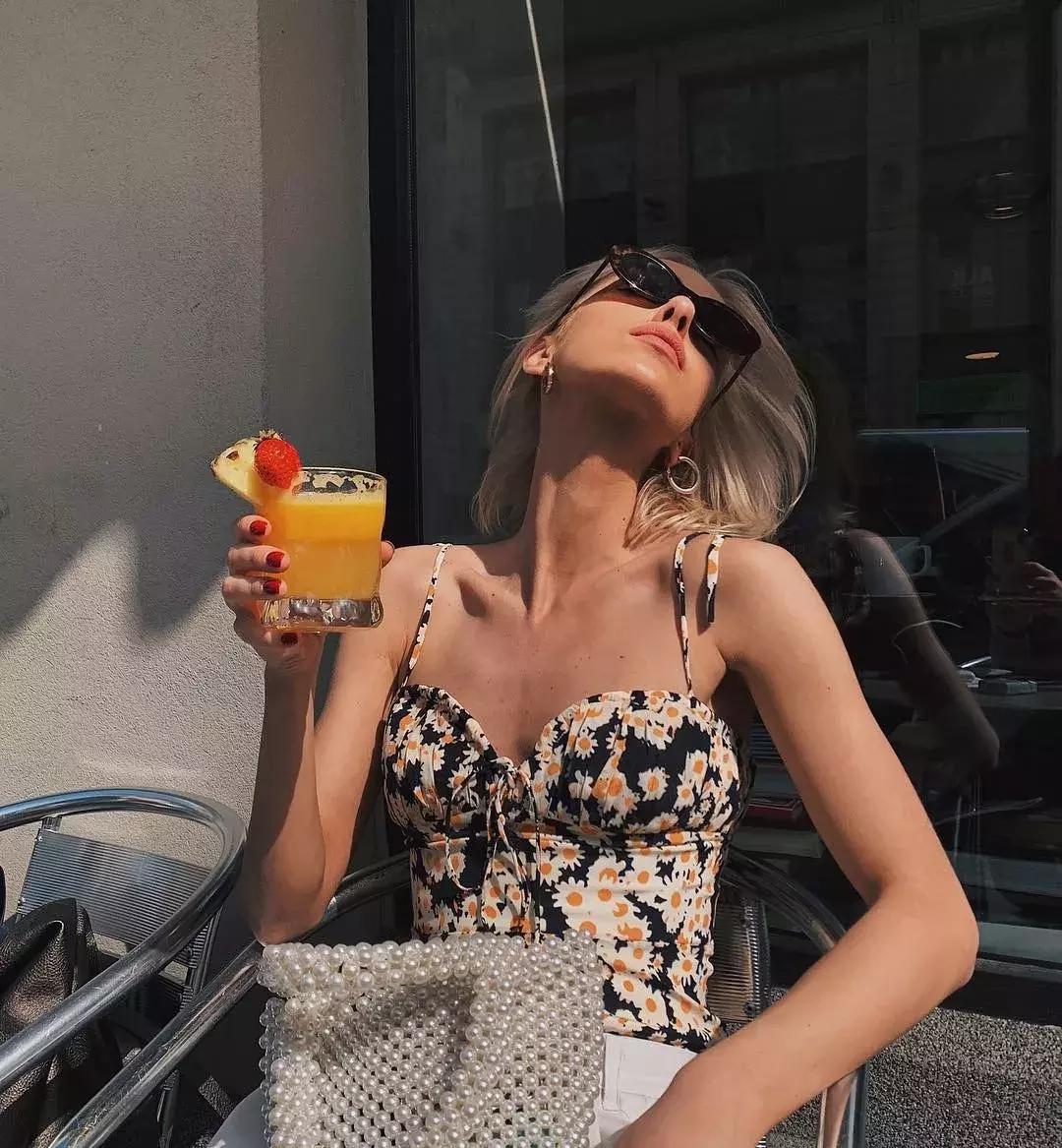 夏天雪纺裙子露肩怎么办 (夏天露肩衣服怎么处理)