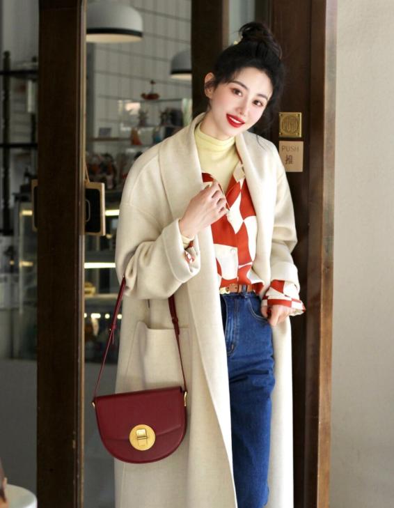 韩系大衣搭配衣服技巧,韩系大衣带领子的怎么穿搭