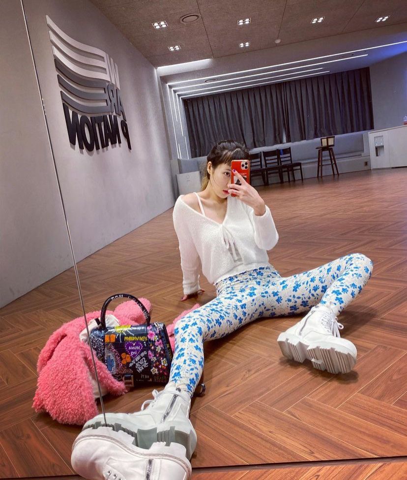 泫雅照相姿势,跟着泫雅学拍照姿势少女感十足