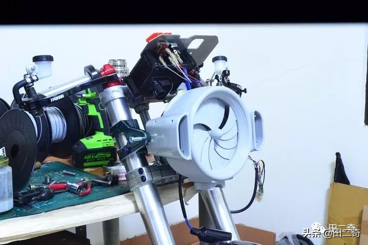 19款SYM新车发布，搭载ZXR400引擎，超炫涡*大轮**灯指纹启动