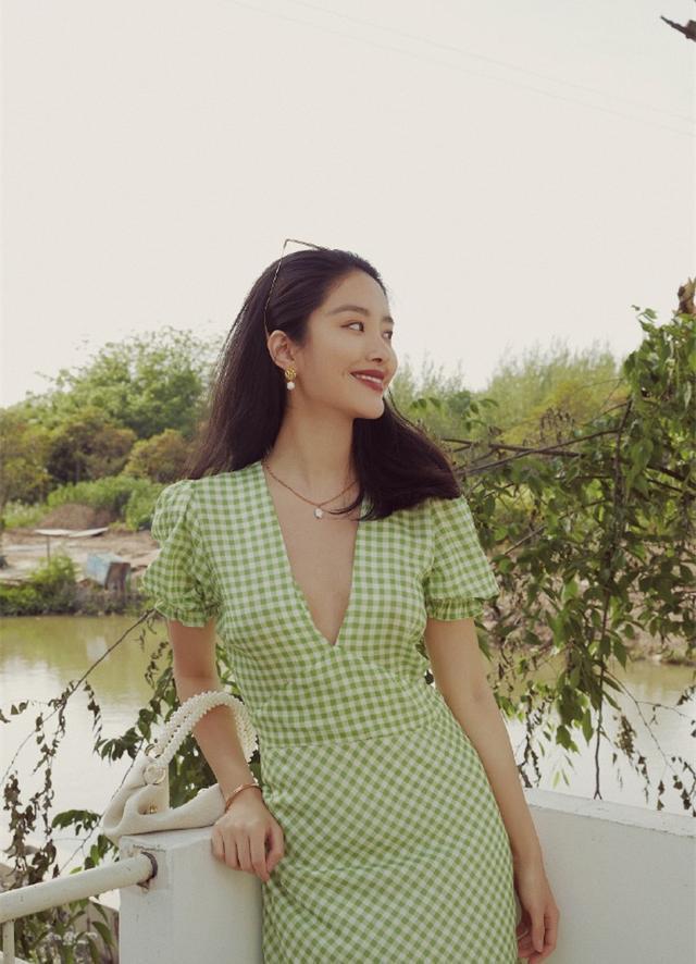 杨采钰穿搭黑色开叉长裙,杨采钰惊艳法式穿搭