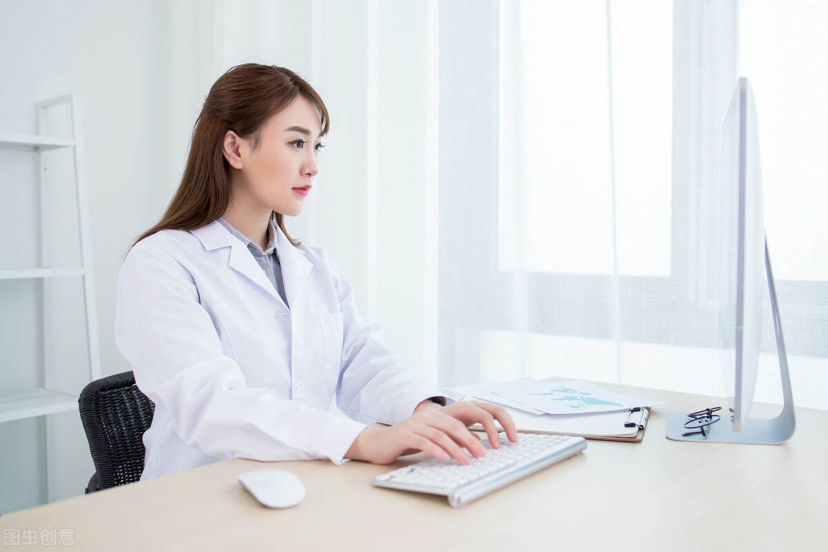 胳膊上有一小块白癜风是怎么回事,身体出现白癜风是什么原因