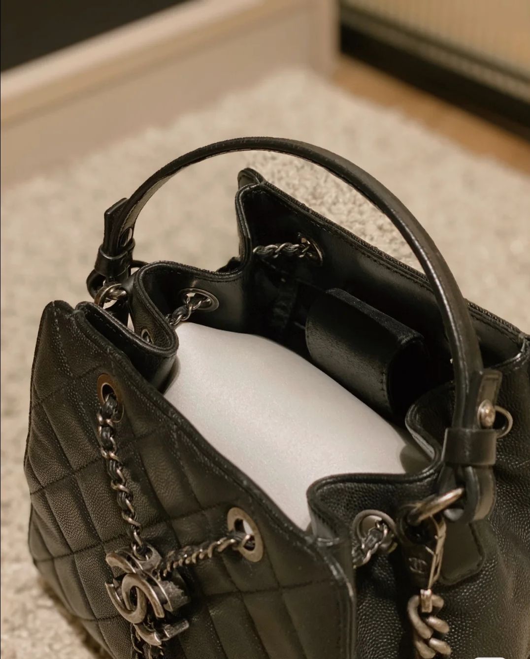 包包油边有压痕怎么办,包包发霉点了怎么回事