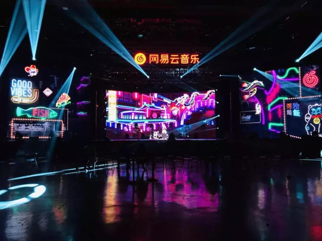 现身硬地围炉夜,范小米直播采访网易云火爆原创音乐人