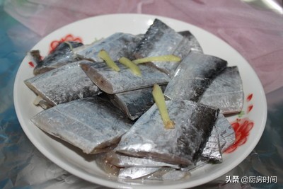 煎带鱼不腥的小诀窍,煎带鱼不粘锅不掉皮的做法慢动作