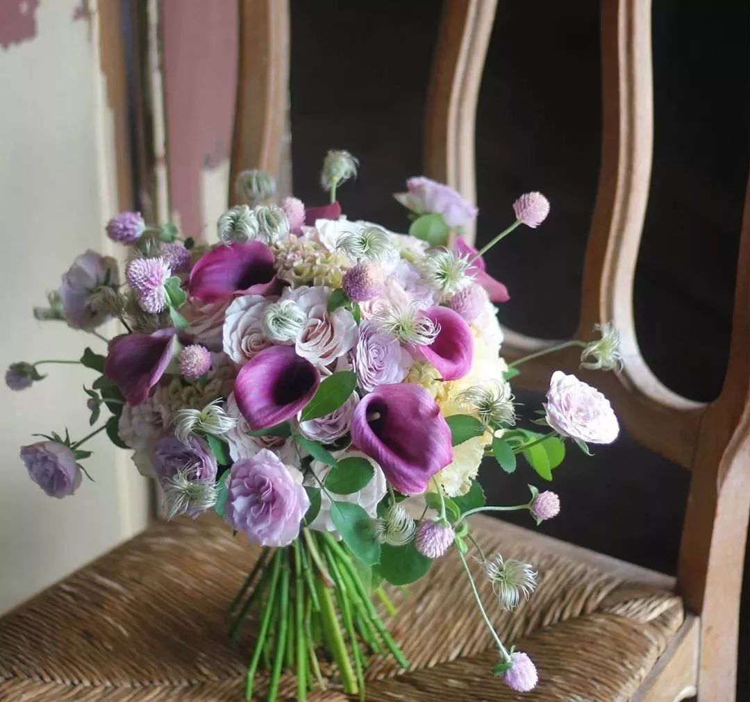 鲜花店日常换水整理花材,花要不要经常换水