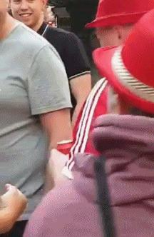 利物浦球迷看台被暴打,利物浦球迷被打