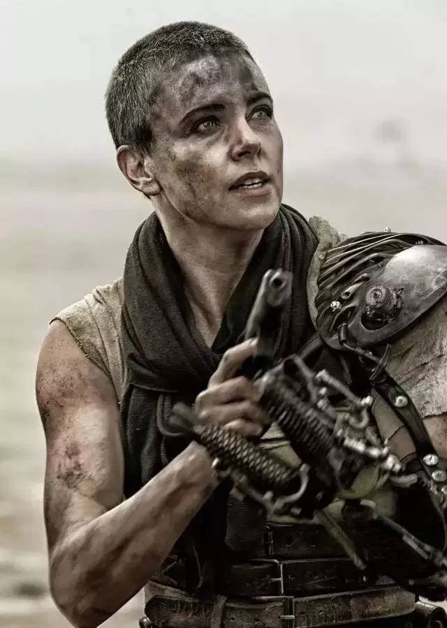 她的43岁，剃平头、扮丑增重50磅，她比男人更英气，比女人更妩媚