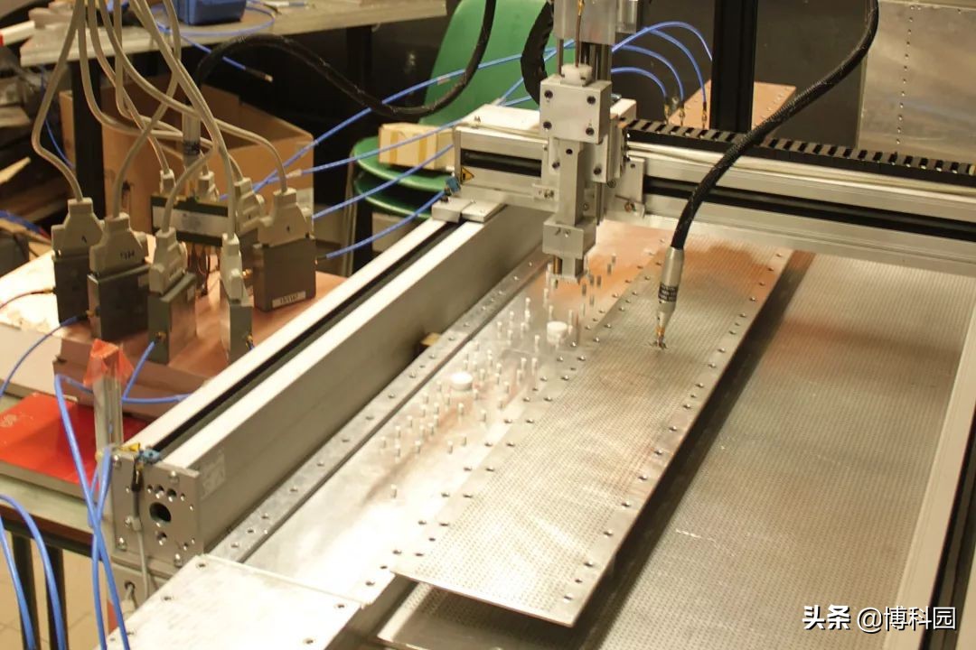 完美的光源！随机反激光器，完全吸收某种颜色的光