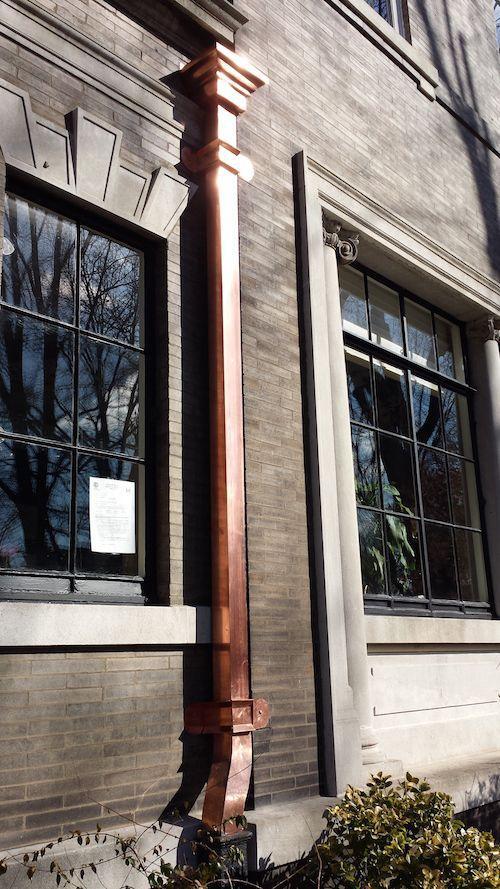 国外房子不装雨水管,只挂一根雨链就可以排水,而且快