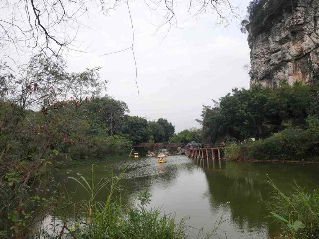 情知不久须相见，一日甚三秋，愁来不自由。‖马坝人遗址公园