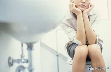 为什么有些人坐马桶拉不出来,为什么蹲在马桶上拉不出大便