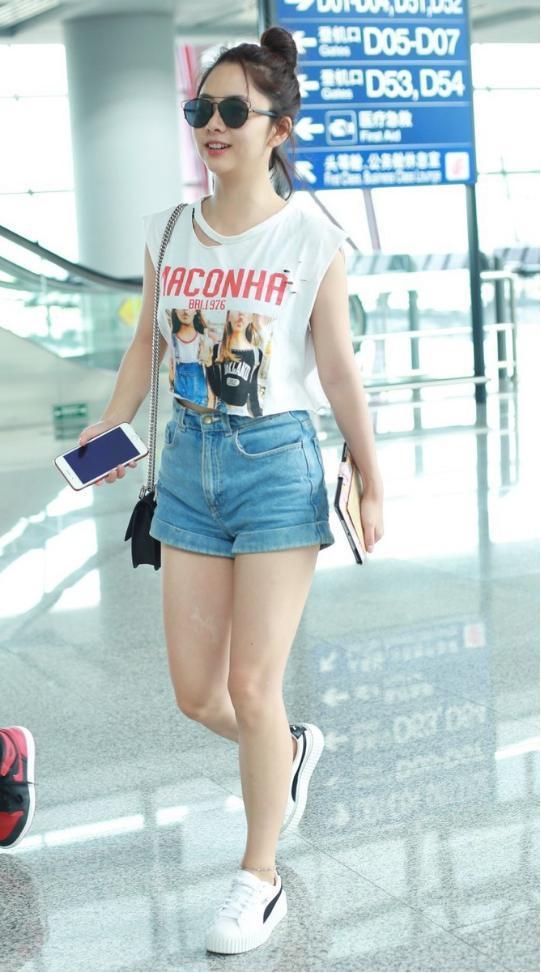 谭松韵穿皮衣衬衫配短裙,谭松韵复古印花衬衫配皮裤大波浪