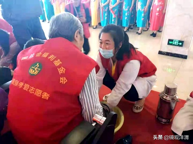 暖心小区众人合力救助倒地老人,暖心老人公园摔伤众多市民救助