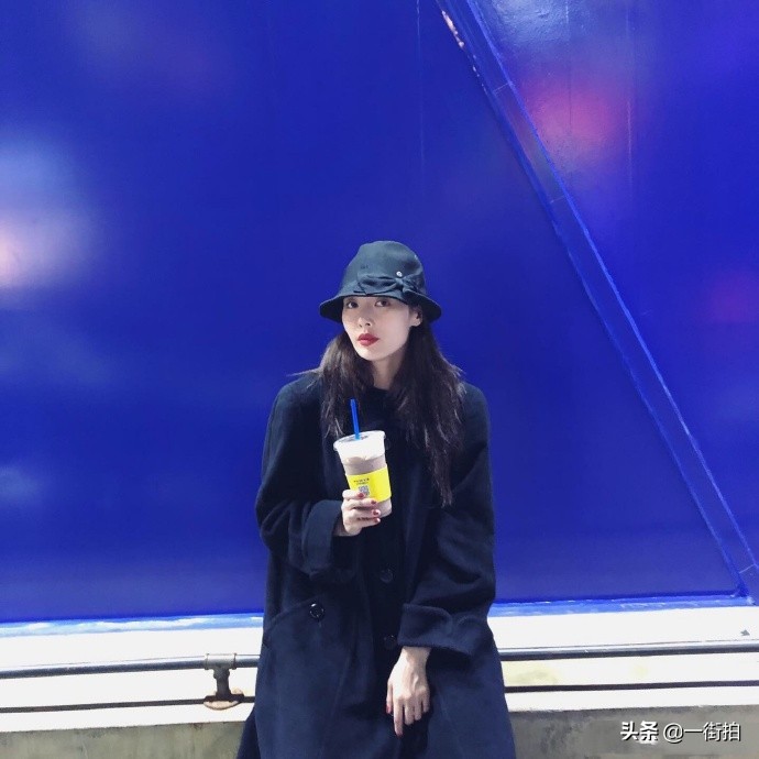 金泫雅蓝色碎花包臀裙 (金泫雅穿粉红色碎花裙)