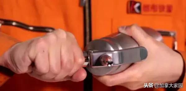 中国女留学生吸“笑气”成瘾：一年花十几万，瘫痪，坐轮椅回国！