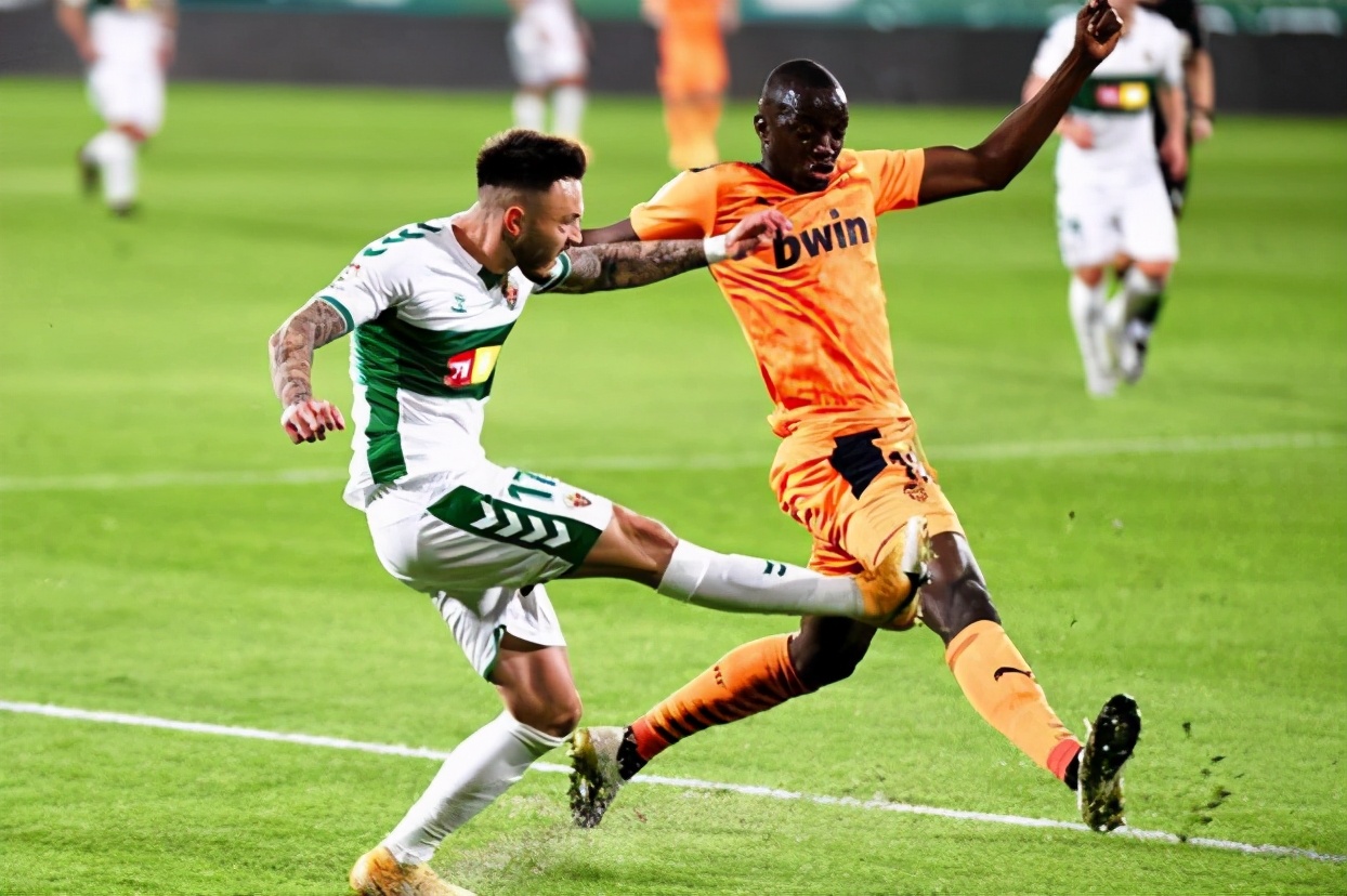 皇马2-1升班马阿尔梅里亚,2-1皇马一夜反超巴萨本泽马救主