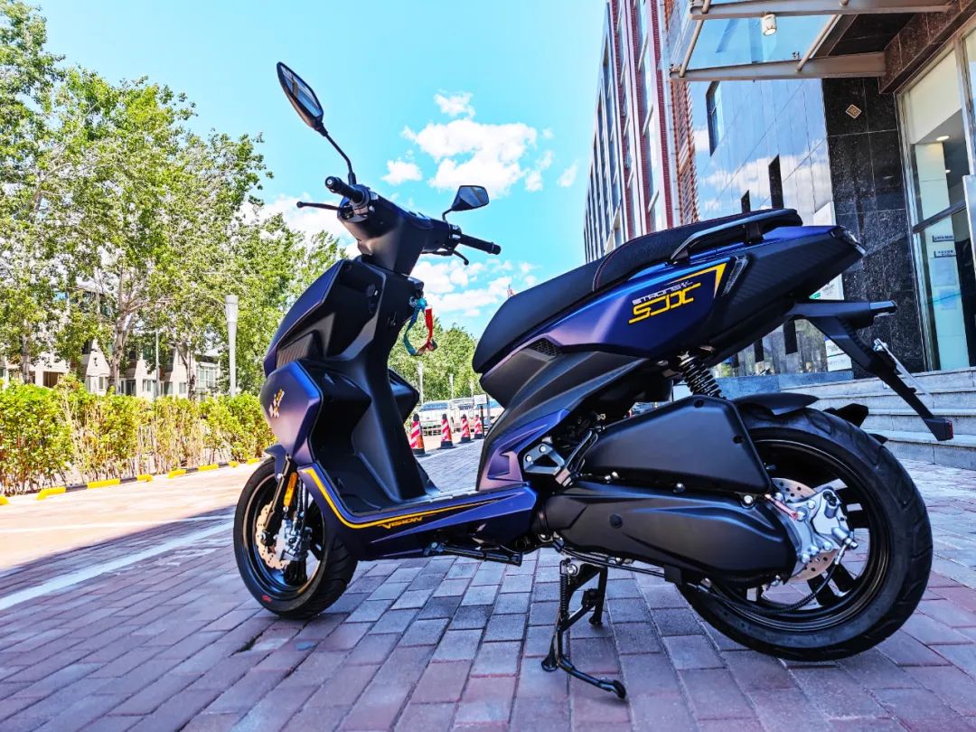 城市高颜值燃油踏板车,城市炫酷150踏板摩托车推荐