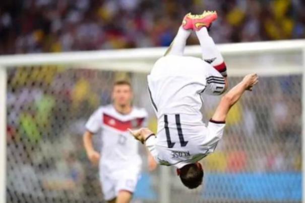 足坛十大巨星庆祝动作,盘点足球明星十大最经典庆祝动作