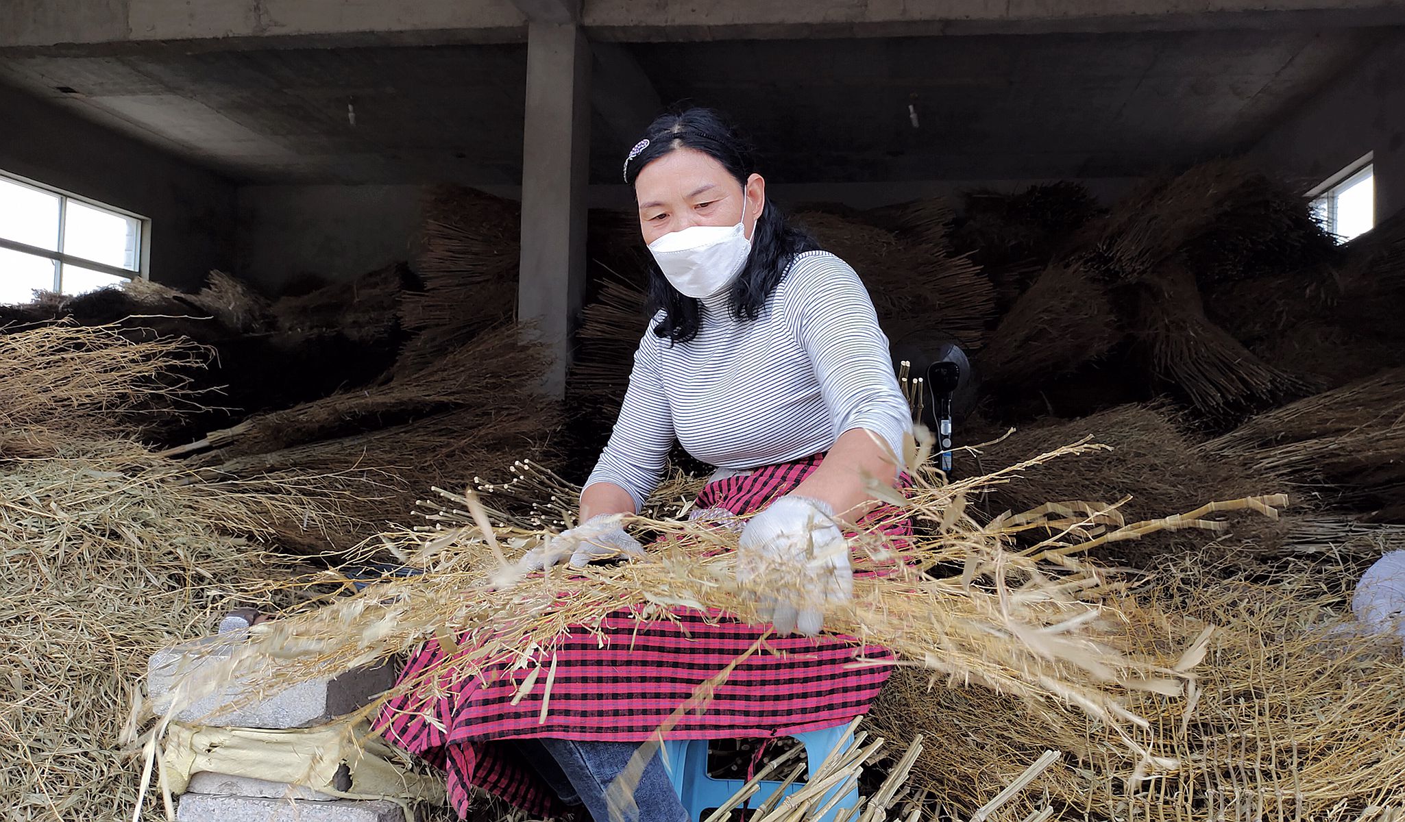 绑扫把老手艺即将失传的手艺,怎么扎竹扫把最简单方法