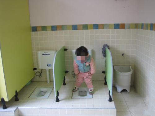 3岁女孩模仿爸爸“掏裤裆”，妈妈只乐不制止，几天后着急送医