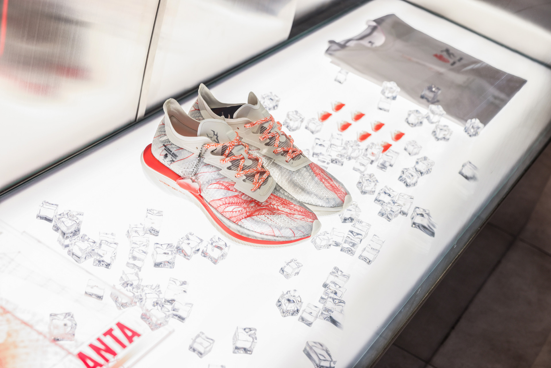 李宁超轻19和安踏跑鞋哪个好,公认脚感最好的10双国产跑鞋安踏