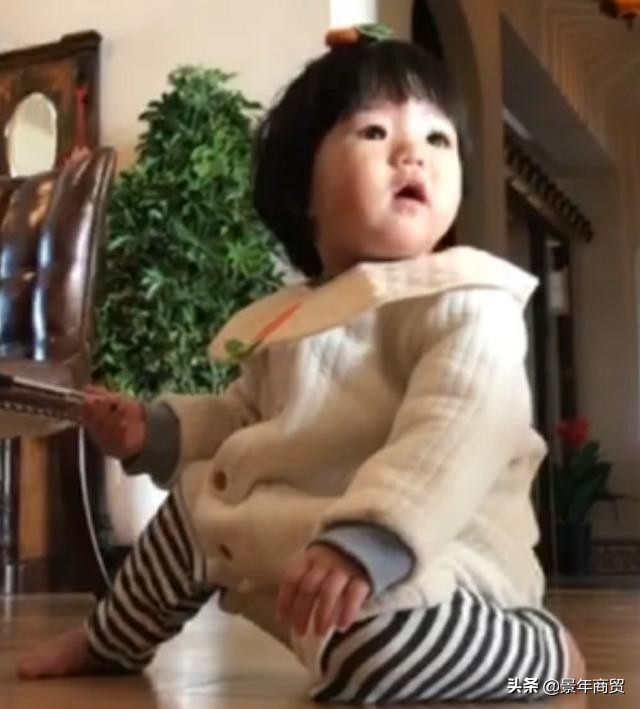 唐一菲凌潇肃上街永远戴墨镜,唐一菲凌潇肃唱歌完整版