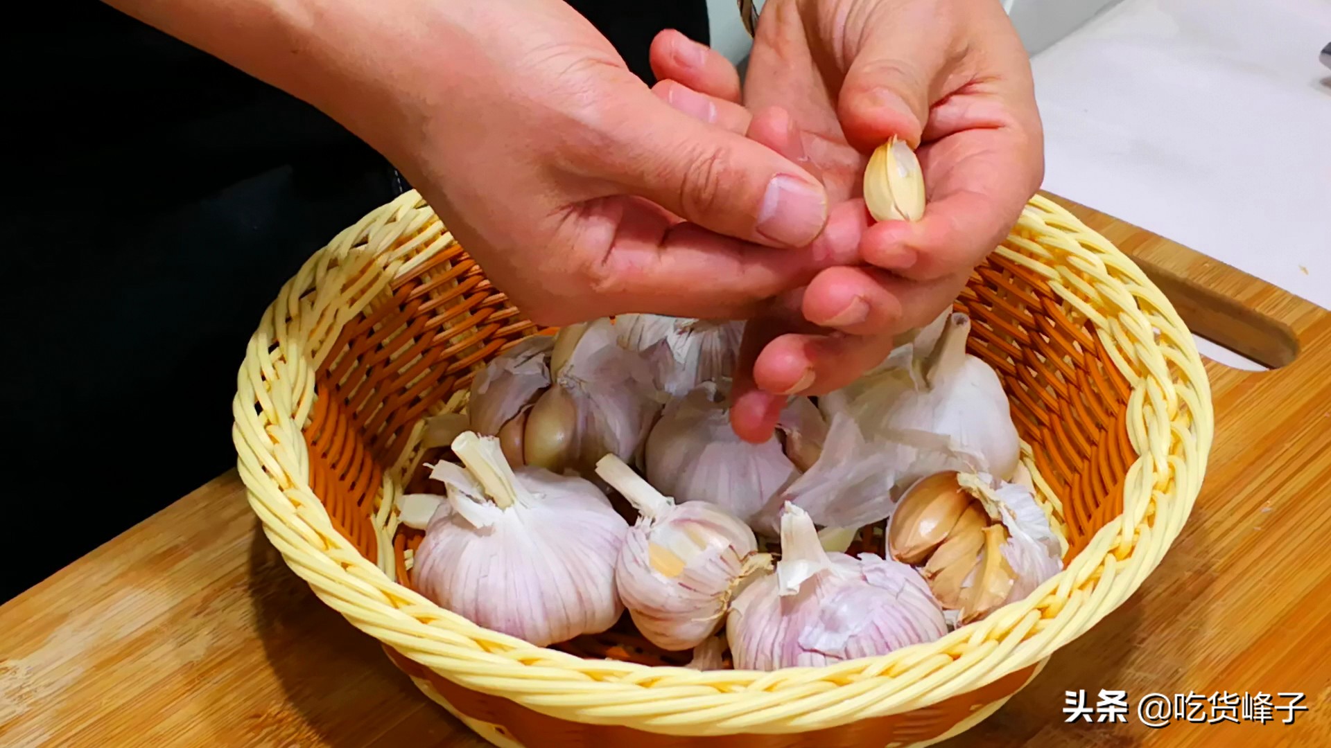 今天才知道,大蒜上有个按钮,轻轻一按蒜皮就掉下来,快速又干净