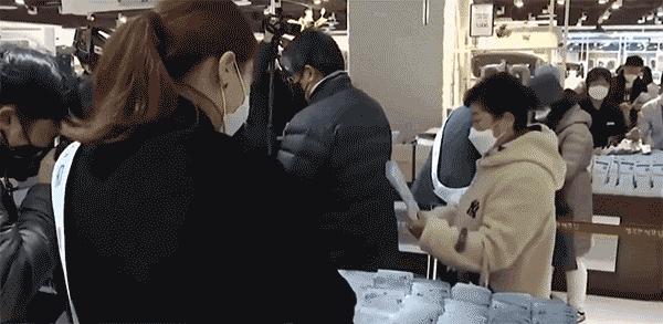 一千块买口罩，三千块买睡衣，疫情期间的女性账本