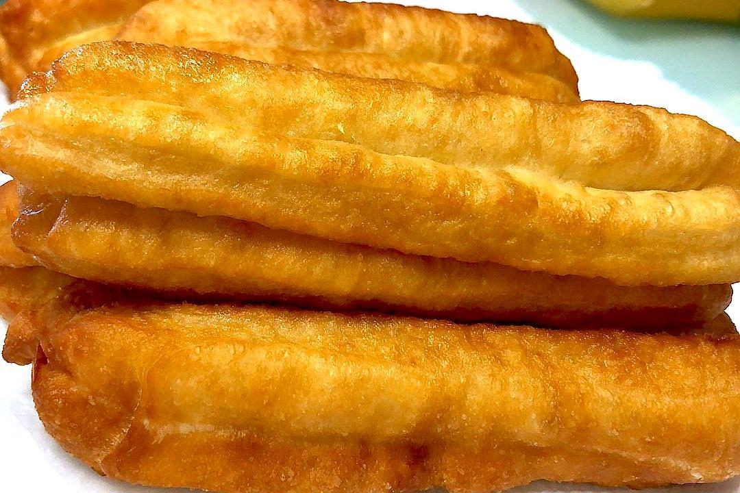 炸油条教程和配方无膨松剂,油条专用面粉炸油条的方法